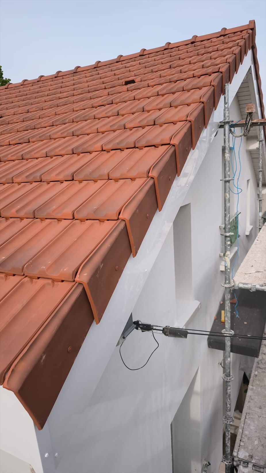 Finition de rive sur toiture en tuiles