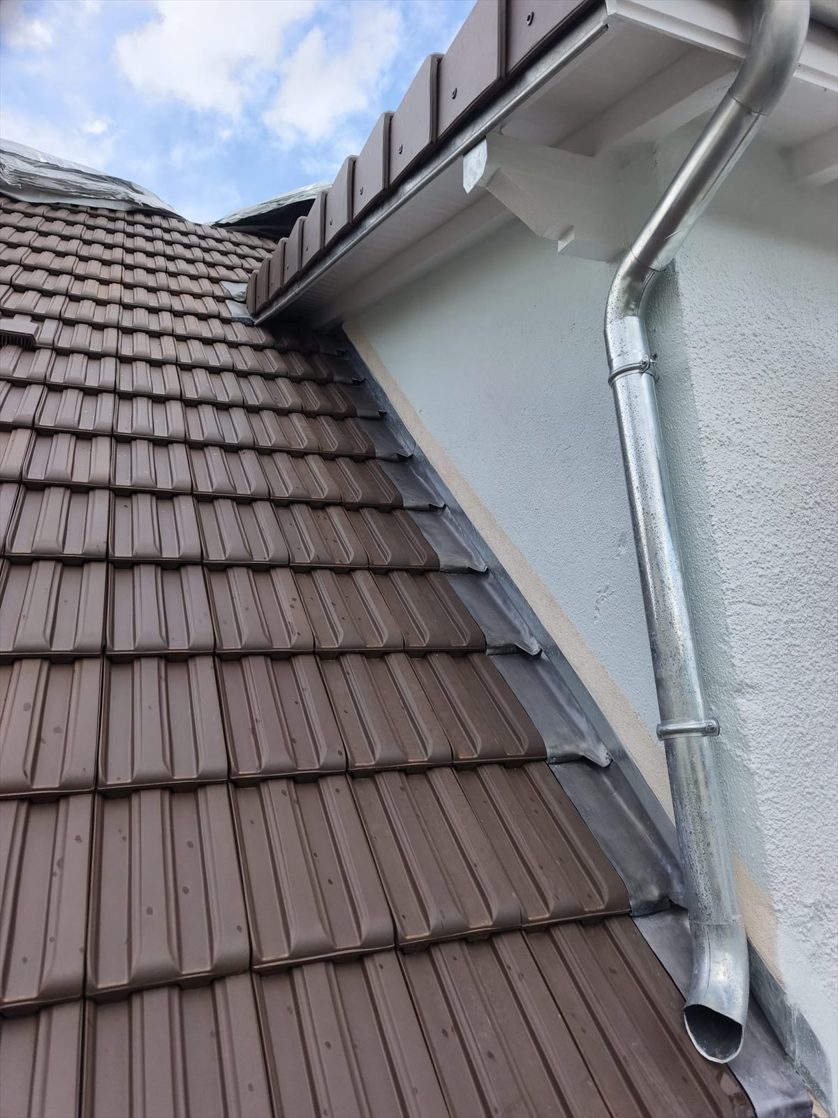 Réfection complète d'une toiture en tuiles avec solin, gouttière et descente en zinc