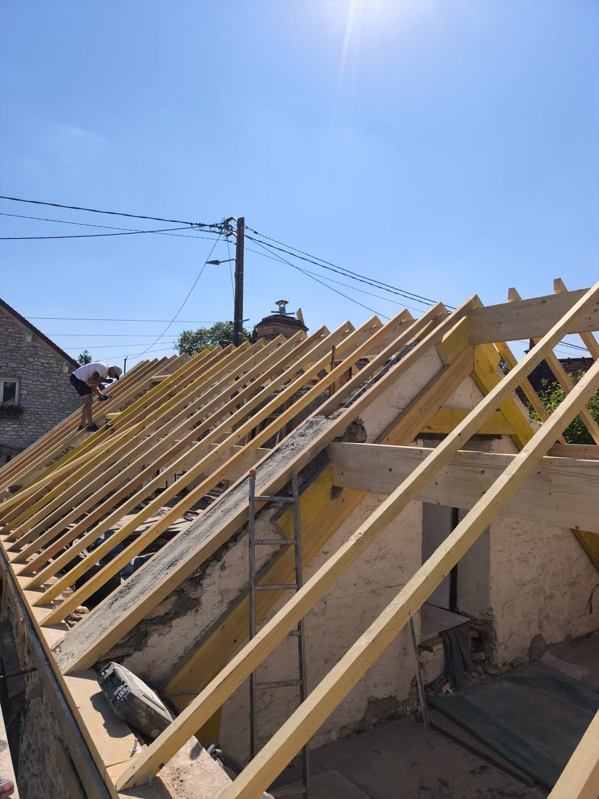 Réfection complète d'une charpente de toiture avec pose de chevrons neufs