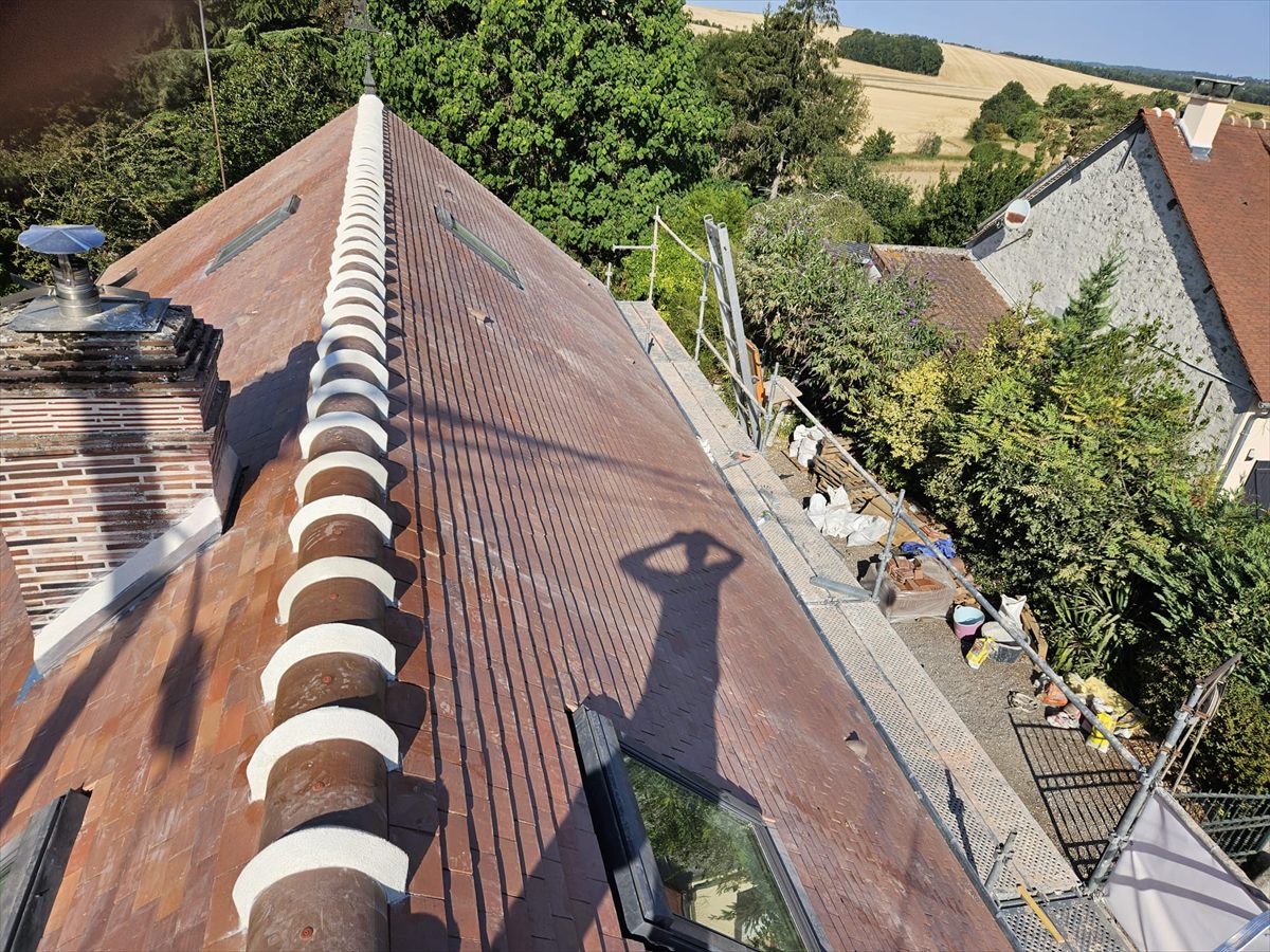 Toiture en tuiles rénovée avec faîtage, fenêtres de toit et cheminée en Seine-et-Marne
