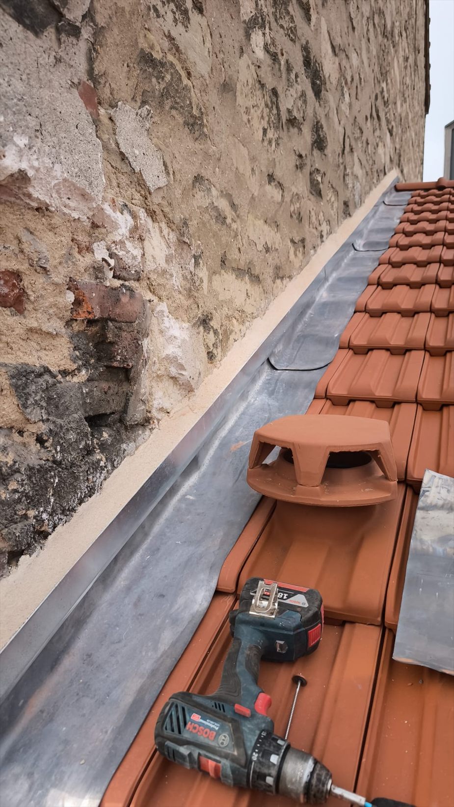 Détail de zinguerie sur mesure pour toiture à Meaux