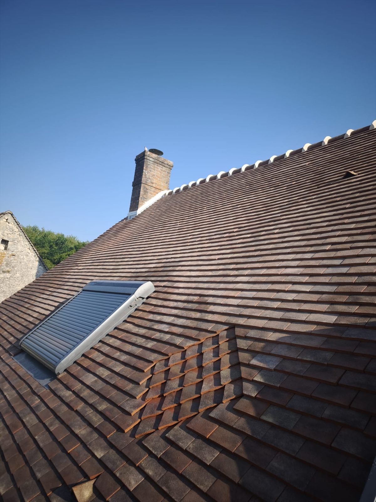 Toitures en tuiles et ardoises rénovées par un couvreur en Seine-et-Marne